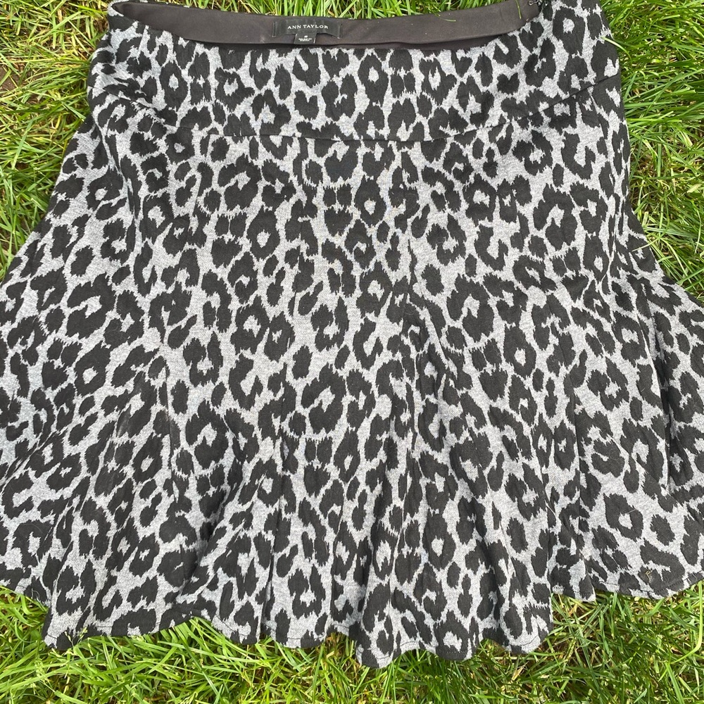 Ann Taylor skirt. Size 8.